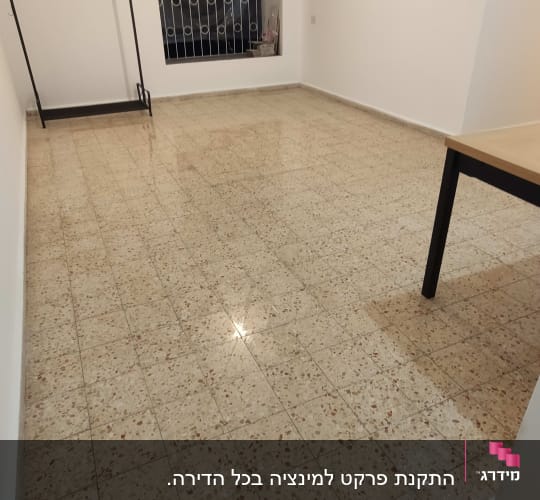 חדר עם רצפת טרצו מבריקה ותאורה עליונה